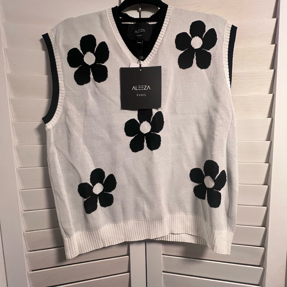 Aleeza Women's Black and White Floral V-Neck Sweater